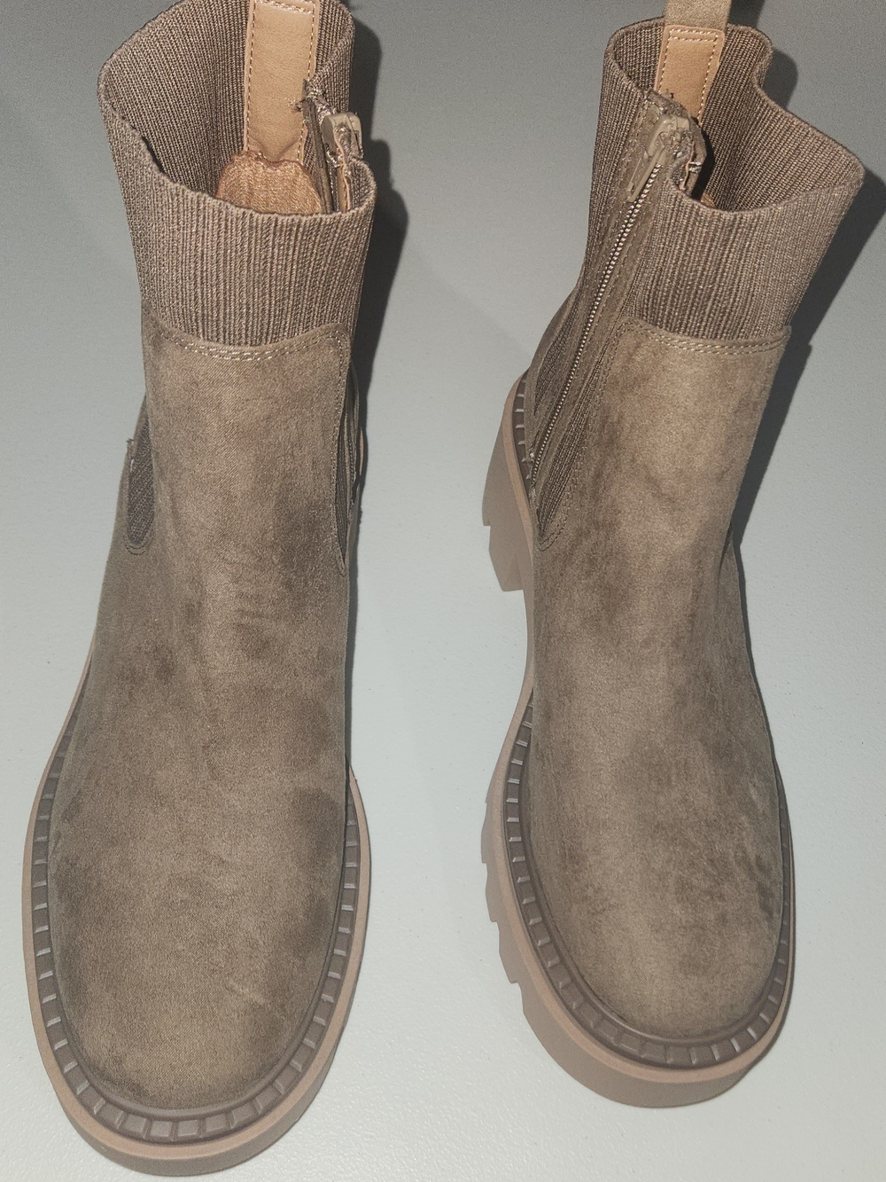 Universal Thread Taupe Faux Suede Chelsea Ankle Boots Women's Size 11